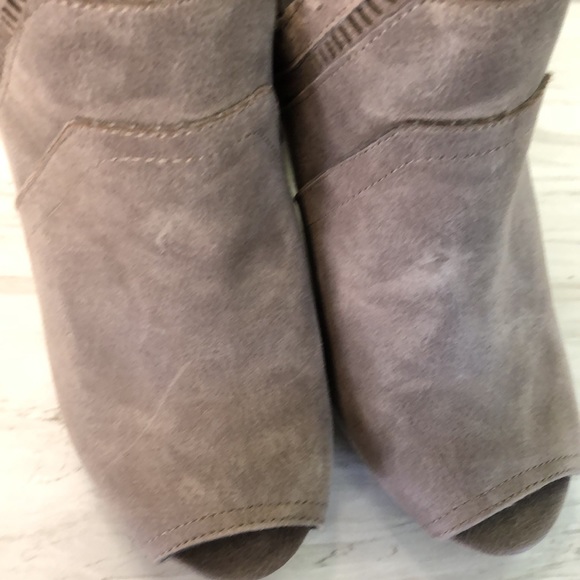 Fergalicious Holiday bootie 9.5 - Picture 8 of 9